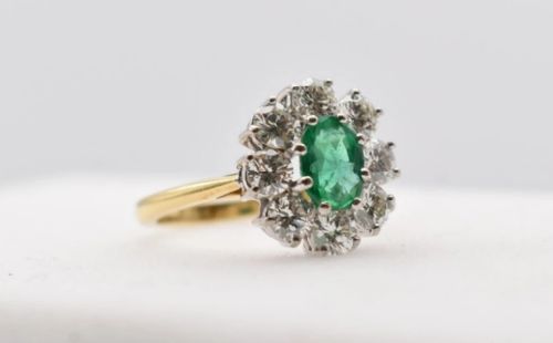 A LARGE VINTAGE ART DECO PERIOD 050 CT EMERALD 2 CT DIAMOND 18 CT GOLD OVAL CLUSTER RING - ADDITIONAL PHOTO 9