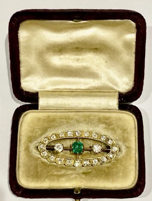 ANTIQUE VICTORIAN 18CT GOLD EMERALD DIAMOND OVAL CLUSTER BROOCH CIRCA 19TH C - ADDITIONAL PHOTO 2