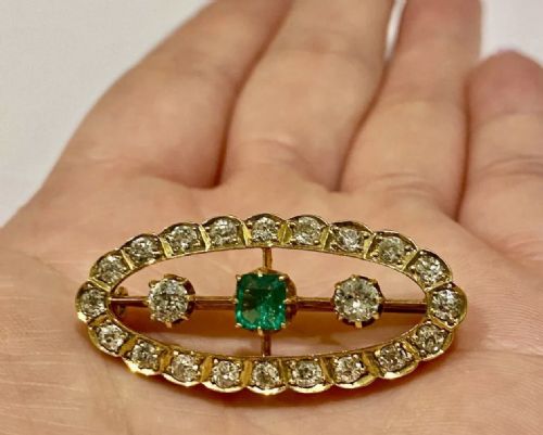 ANTIQUE VICTORIAN 18CT GOLD EMERALD DIAMOND OVAL CLUSTER BROOCH CIRCA 19TH C - ADDITIONAL PHOTO 5