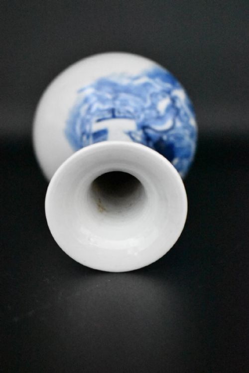 CHINESE BLUE AND WHITE PORCELAIN BOTTLE VASE WITH A FLARING NECK - ADDITIONAL PHOTO 5