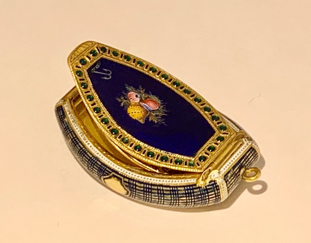 A late 18th-century oval gold vinaigrette box with a central royal blue enamel panel decorated with a shell motif and bordered by green stone accents. View II