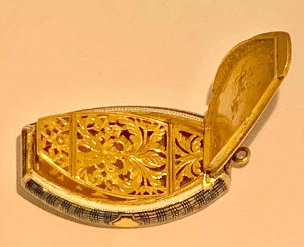 A late 18th-century oval gold vinaigrette box with a central royal blue enamel panel decorated with a shell motif and bordered by green stone accents. View IX