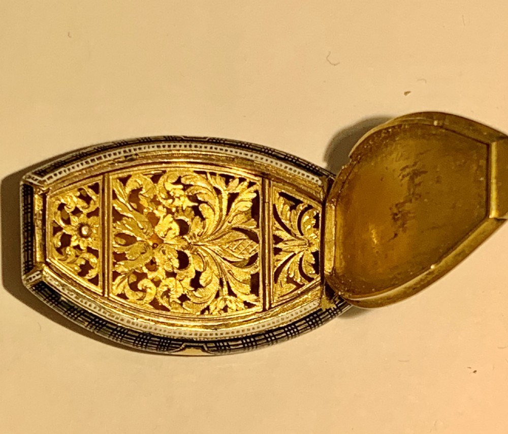 A late 18th-century oval gold vinaigrette box with a central royal blue enamel panel decorated with a shell motif and bordered by green stone accents. View XIV