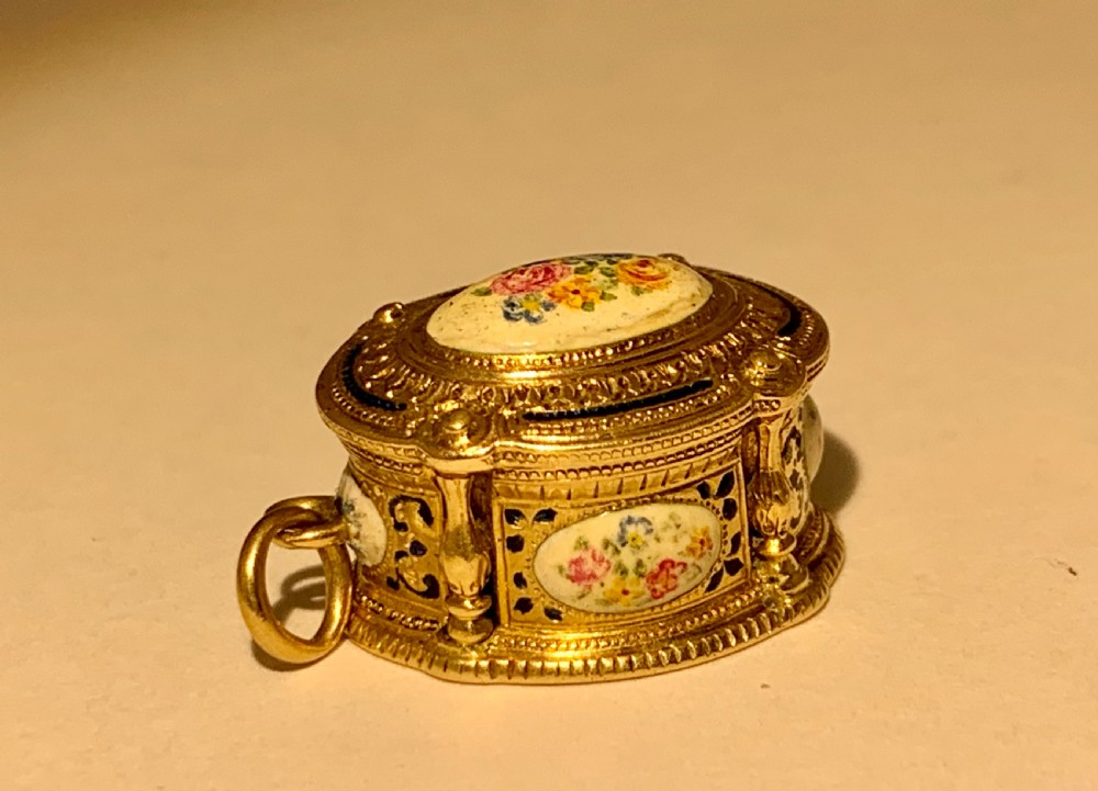 A GOLD AND ENAMEL VINAIGRETTE BOX PENDANT CHARM. View II