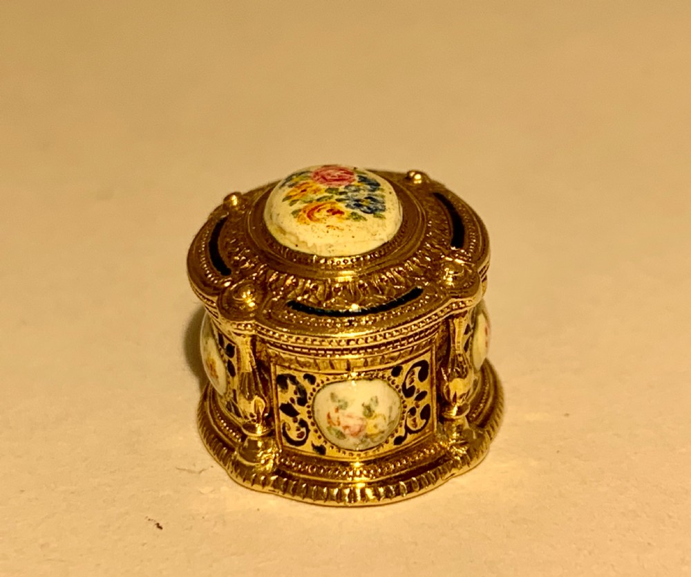 A GOLD AND ENAMEL VINAIGRETTE BOX PENDANT CHARM. View III
