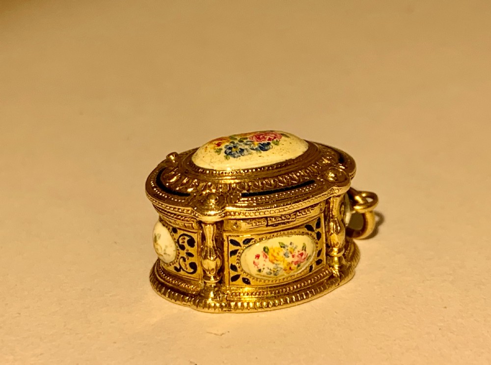 A GOLD AND ENAMEL VINAIGRETTE BOX PENDANT CHARM. View V