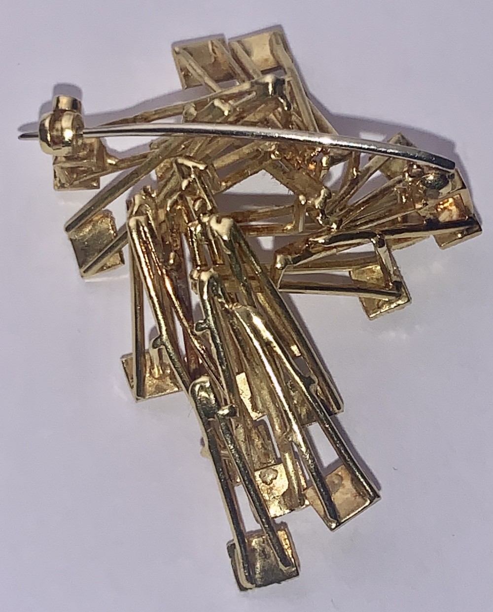 A  Stylish Alan Martin Gard Mid Century Modern 18k Gold Brooch, 1960's View VI