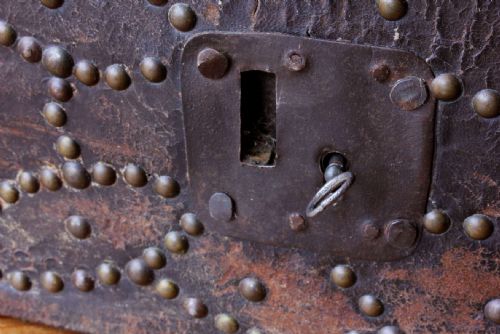 ANTIQUE LEATHER STUDDED CHEST SPANISH DOMED COFFER TRUNK - ADDITIONAL PHOTO 3