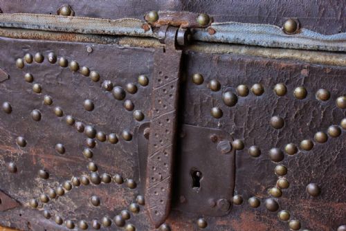 ANTIQUE LEATHER STUDDED CHEST SPANISH DOMED COFFER TRUNK - ADDITIONAL PHOTO 9