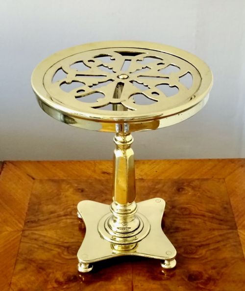 C1880 a Top Quality Brass Trivet