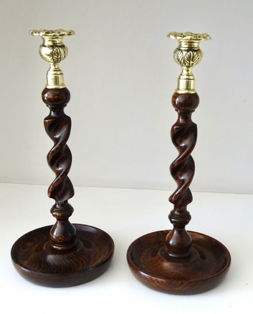 C1900 A PAIR OAK AND BRASS CANDLESTICKS - ADDITIONAL PHOTO 1