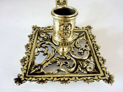 C1900 A DECORATIVE BRASS CHAMBERSTICK - ADDITIONAL PHOTO 3