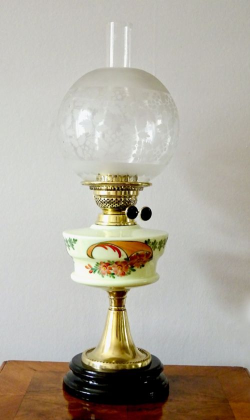 19101930 OIL LAMP AND SHADE
