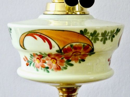 19101930 OIL LAMP AND SHADE - ADDITIONAL PHOTO 1