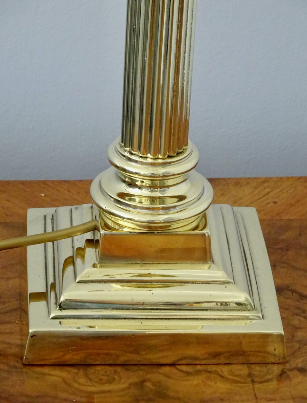 A VICTORIAN BRASS CORINTHIAN COLUMN LAMP View IV