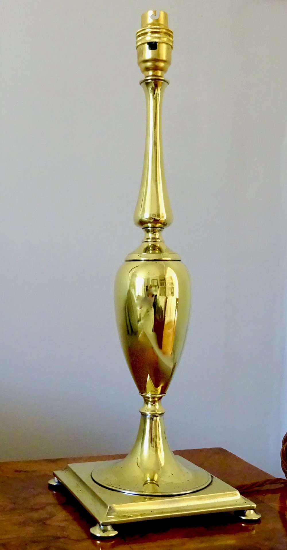 A TALL EDWARDIAN BRASS LAMP
