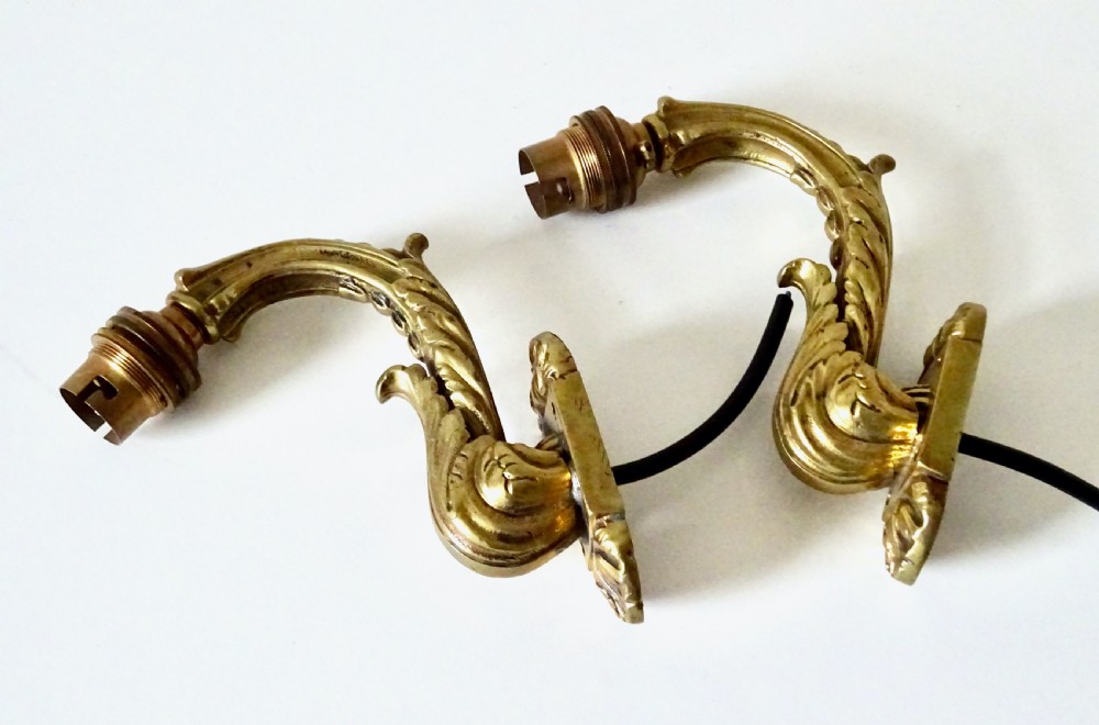 A PAIR OF SMALL BRASS WALL LIGHTS