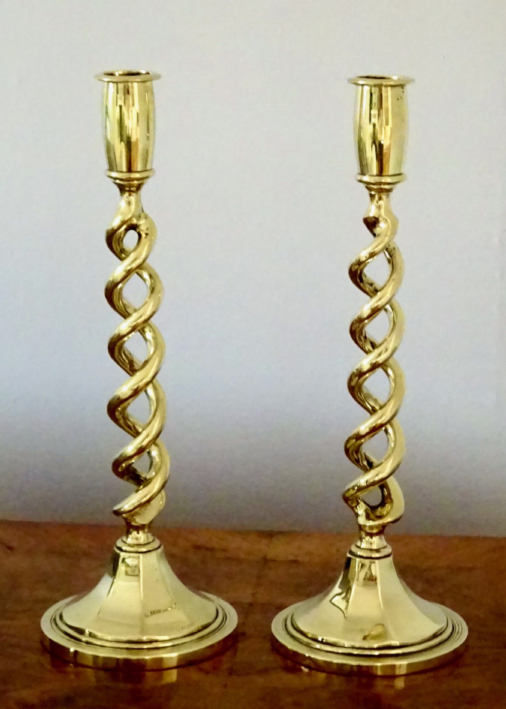 A PAIR OF FINE QUALITY OPEN TWIST BRASS CANDLESTICKS