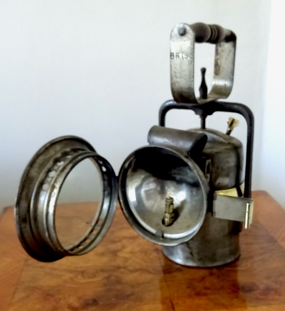 PREMIER CARBIDE RAILWAY LAMP BY CRESTELLA ENG. CO. View V