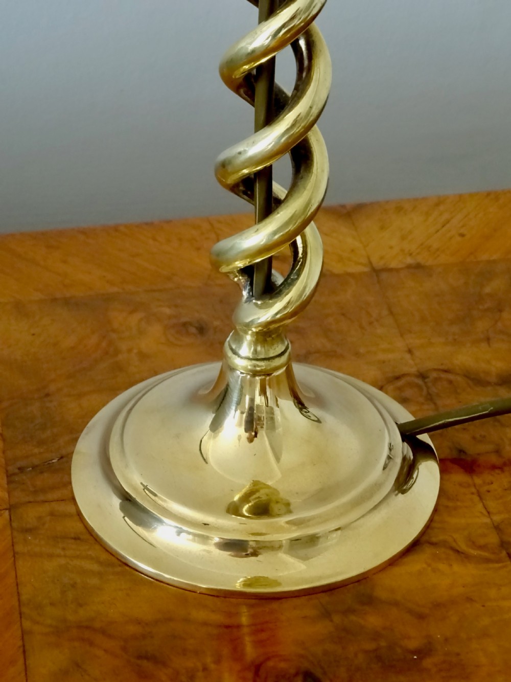 OPEN TWIST BRASS TABLE LAMP View III