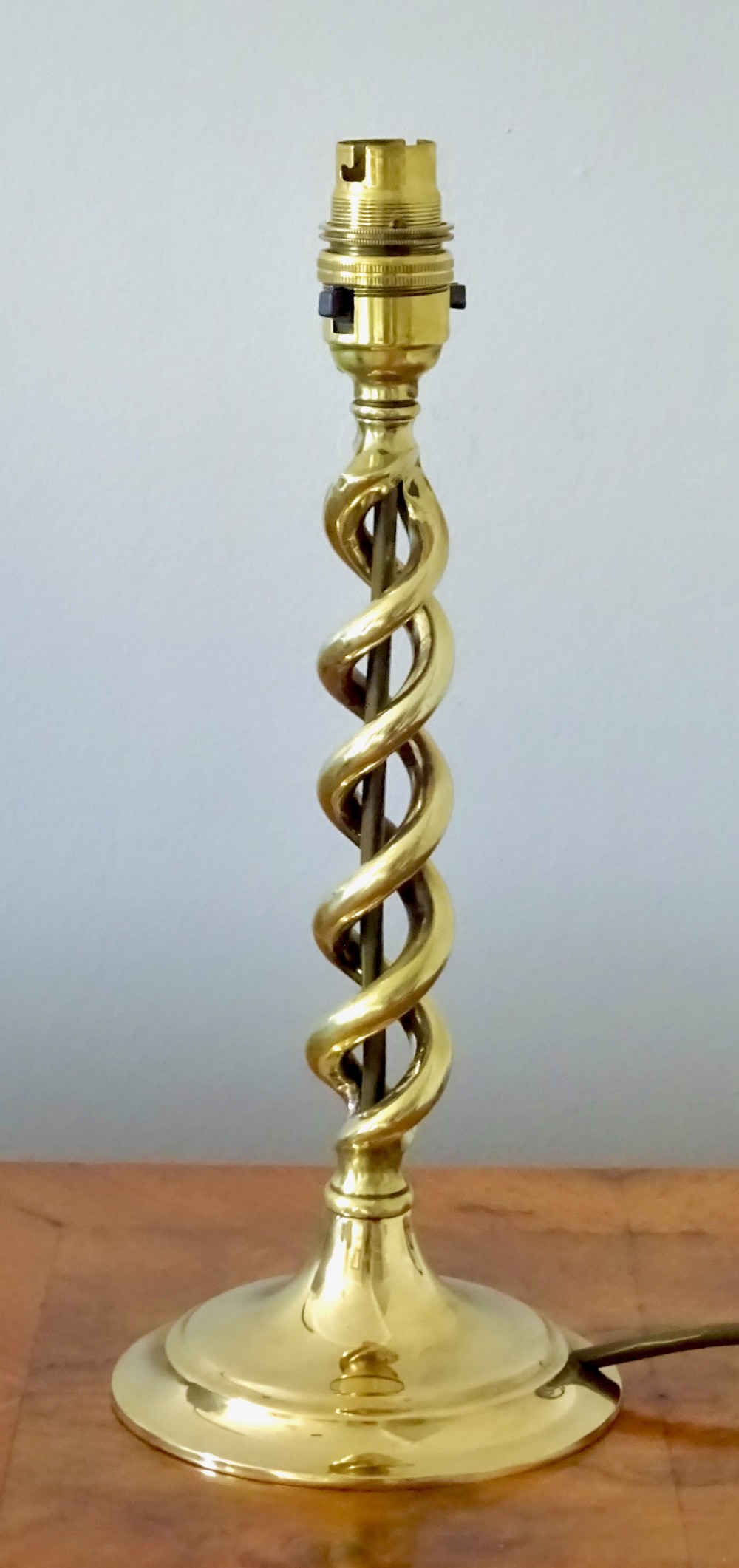 OPEN TWIST BRASS TABLE LAMP