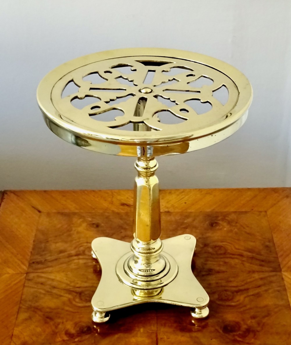 C1880 A TOP QUALITY BRASS TRIVET