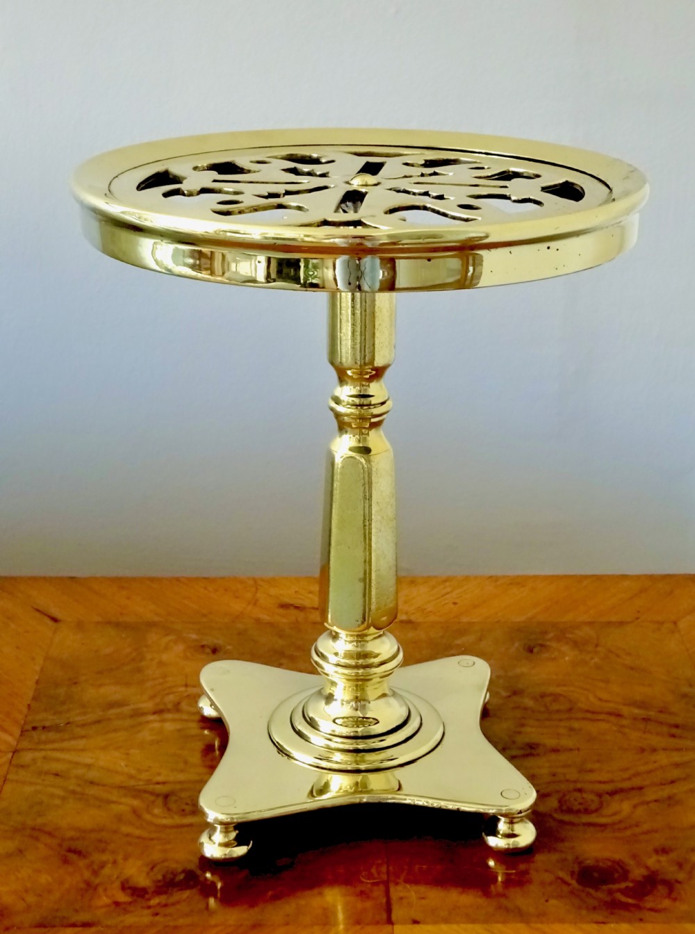 C1880 A TOP QUALITY BRASS TRIVET View II