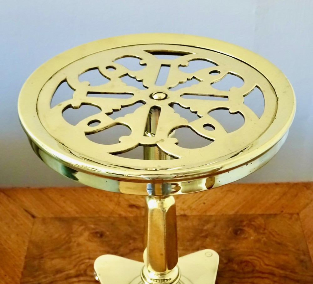 C1880 A TOP QUALITY BRASS TRIVET View III