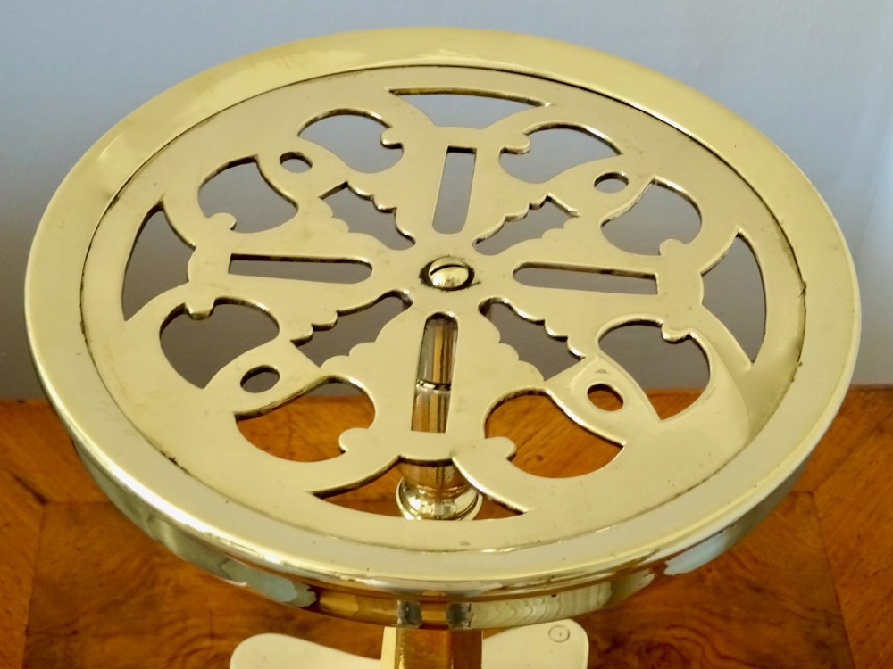C1880 A TOP QUALITY BRASS TRIVET View V