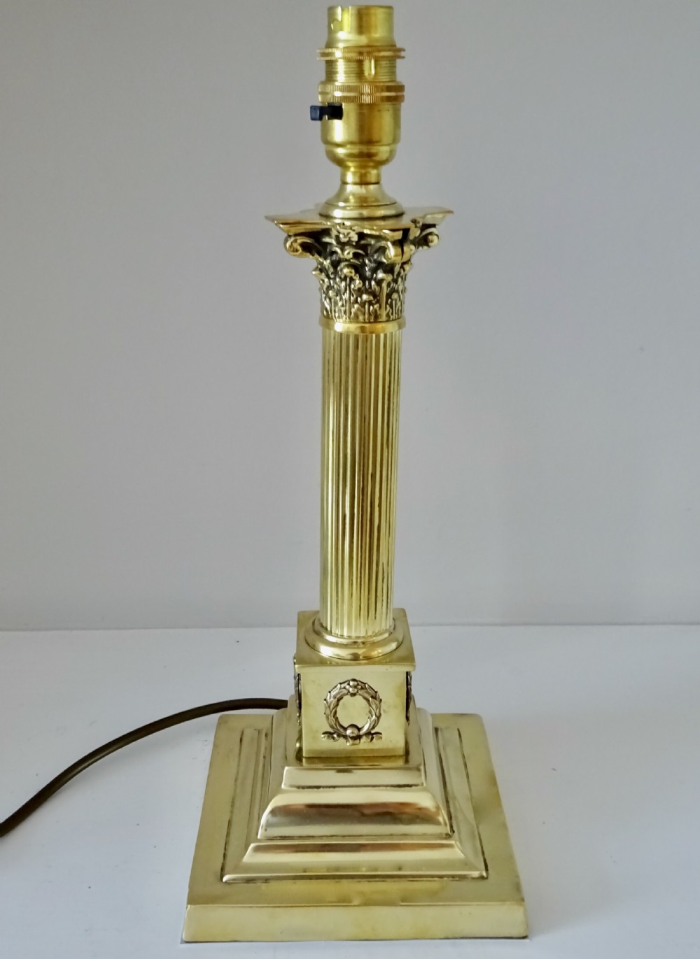 VICTORIAN CORINTHIAN COLUMN TABLE LAMP