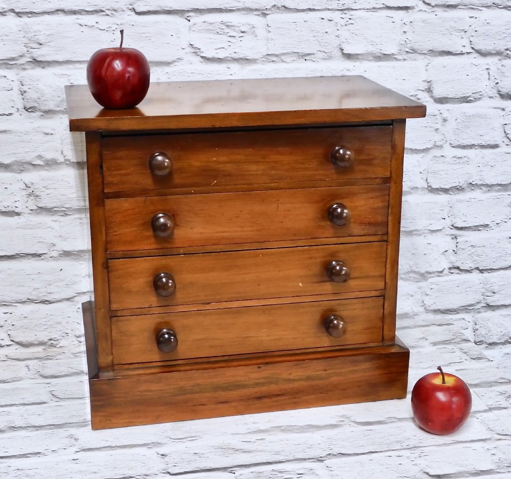 Superb Collector's Chest View III