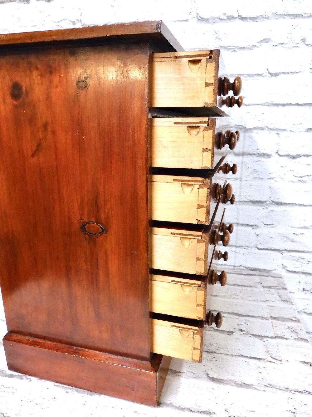 Quality Collector's Chest View VI