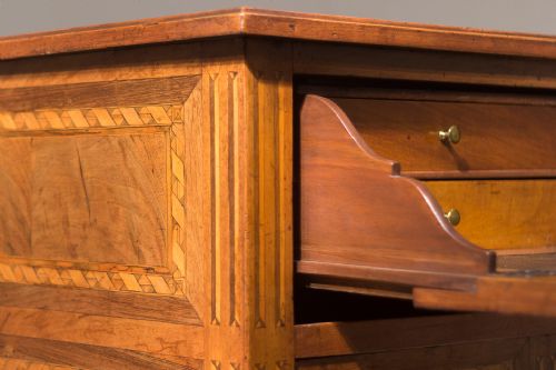 18TH CENTURY ITALIAN WALNUT KINGWOOD CHEST OF DRAWERS - ADDITIONAL PHOTO 4