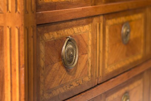 18TH CENTURY ITALIAN WALNUT KINGWOOD CHEST OF DRAWERS - ADDITIONAL PHOTO 5