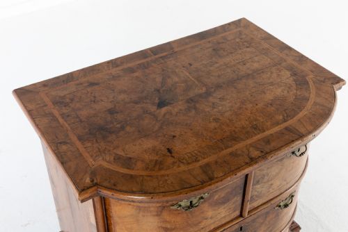 18TH CENTURY DUTCH WALNUT CHEST OF DRAWERS - ADDITIONAL PHOTO 1