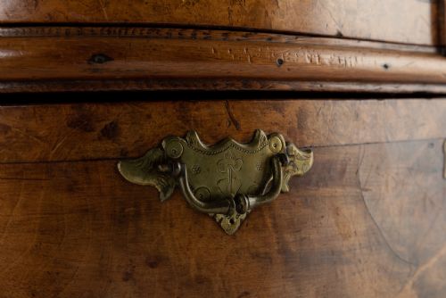 18TH CENTURY DUTCH WALNUT CHEST OF DRAWERS - ADDITIONAL PHOTO 3