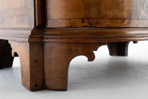 18TH CENTURY DUTCH WALNUT CHEST OF DRAWERS - ADDITIONAL PHOTO 2