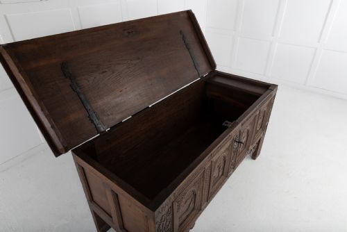 LARGE 18TH CENTURY DUTCH OAK COFFER - ADDITIONAL PHOTO 2