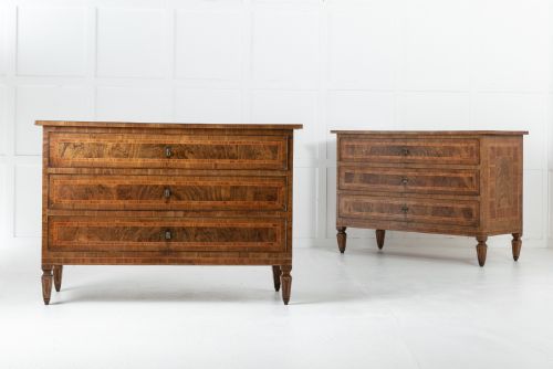 PAIR OF 18TH CENTURY ITALIAN WALNUT COMMODES - ADDITIONAL PHOTO 1