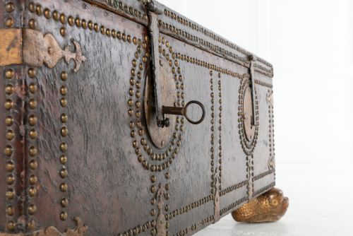 18TH CENTURY LEATHER BOUND SPANISH TRUNK - ADDITIONAL PHOTO 6