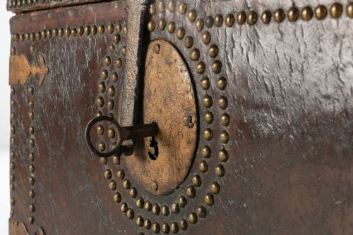 18TH CENTURY LEATHER BOUND SPANISH TRUNK - ADDITIONAL PHOTO 8