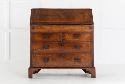 18TH CENTURY QUEEN ANNE WALNUT BUREAU CIRCA 1710 - ADDITIONAL PHOTO 1