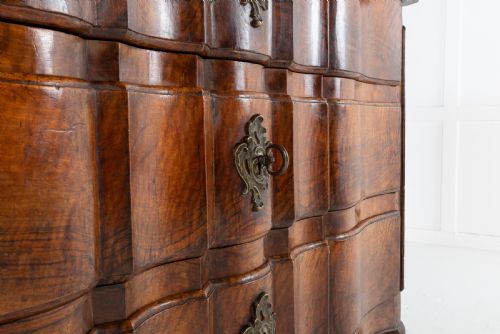 18TH CENTURY FRENCH WALNUT COMMODE - ADDITIONAL PHOTO 6
