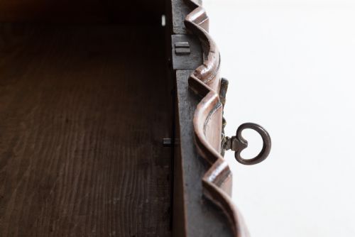 18TH CENTURY FRENCH WALNUT COMMODE - ADDITIONAL PHOTO 7