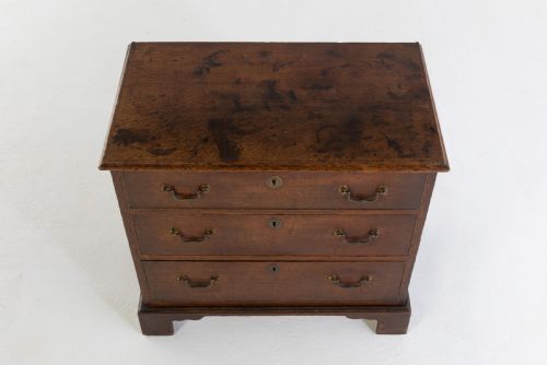 18TH CENTURY ENGLISH OAK COMMODE - ADDITIONAL PHOTO 1