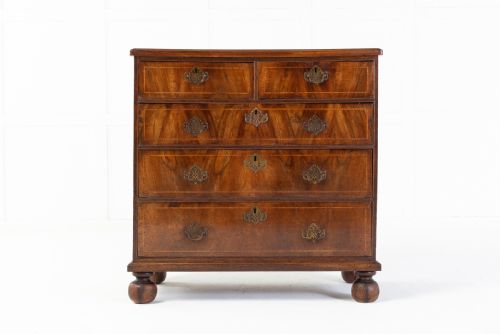 18th century queen anne walnut chest of drawers - CATEGORY: ANTIQUE CHEST OF DRAWERS - DATED 18TH CENTURY
