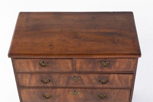18TH CENTURY QUEEN ANNE WALNUT CHEST OF DRAWERS - ADDITIONAL PHOTO 3