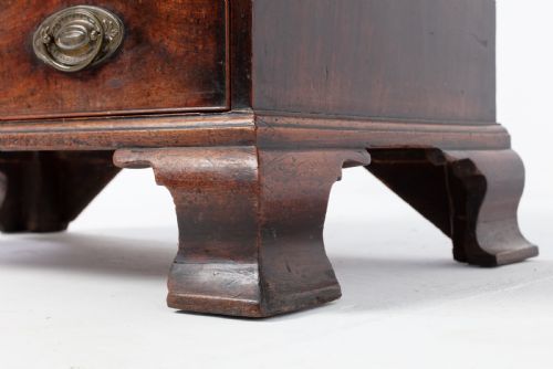 18TH CENTURY ENGLISH MAHOGANY CHEST OF DRAWERS - ADDITIONAL PHOTO 2