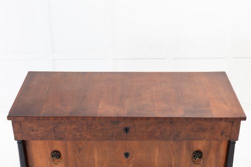PAIR OF EARLY 19TH CENTURY ITALIAN WALNUT CHEST OF DRAWERS - ADDITIONAL PHOTO 6