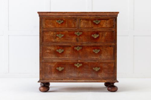 18th century queen anne walnut chest of drawers - CATEGORY: ANTIQUE CHEST OF DRAWERS - DATED 18TH CENTURY